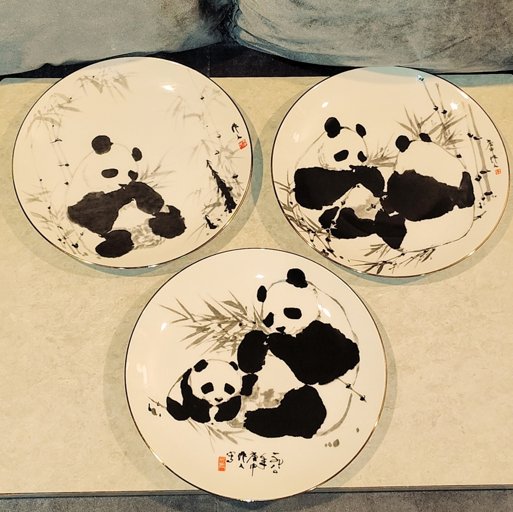 1981 THE PANDAS OF WU ZUOREN LIMITED EDITION CERAMIC PLATES 5000 MADE SET OF 3